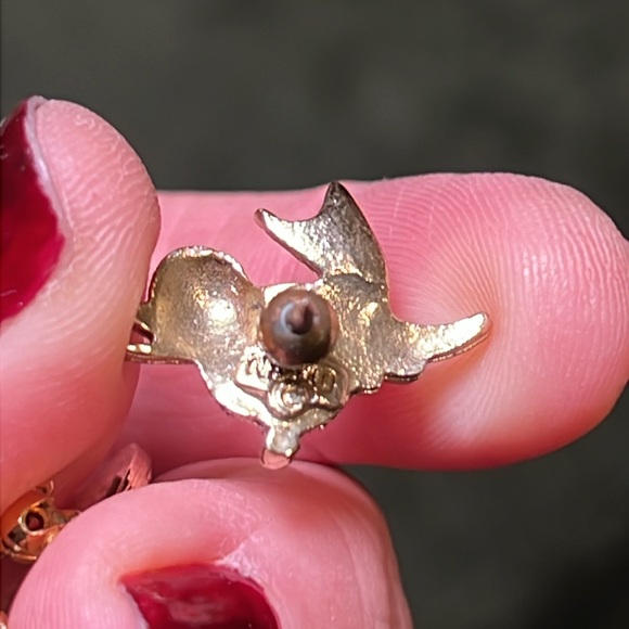 Lot of 13 estate jewelry pieces - earrings, bracelet, necklaces, brooches - Picture 7 of 15